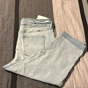 Women Kancan High Rose Distressed Capri - Size 20x21